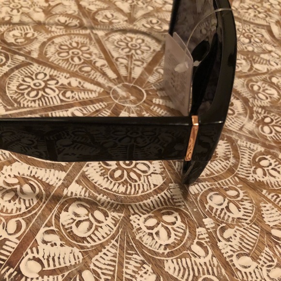 NWT Black & Gold Trendy Statement Sunglasses - Picture 6 of 8